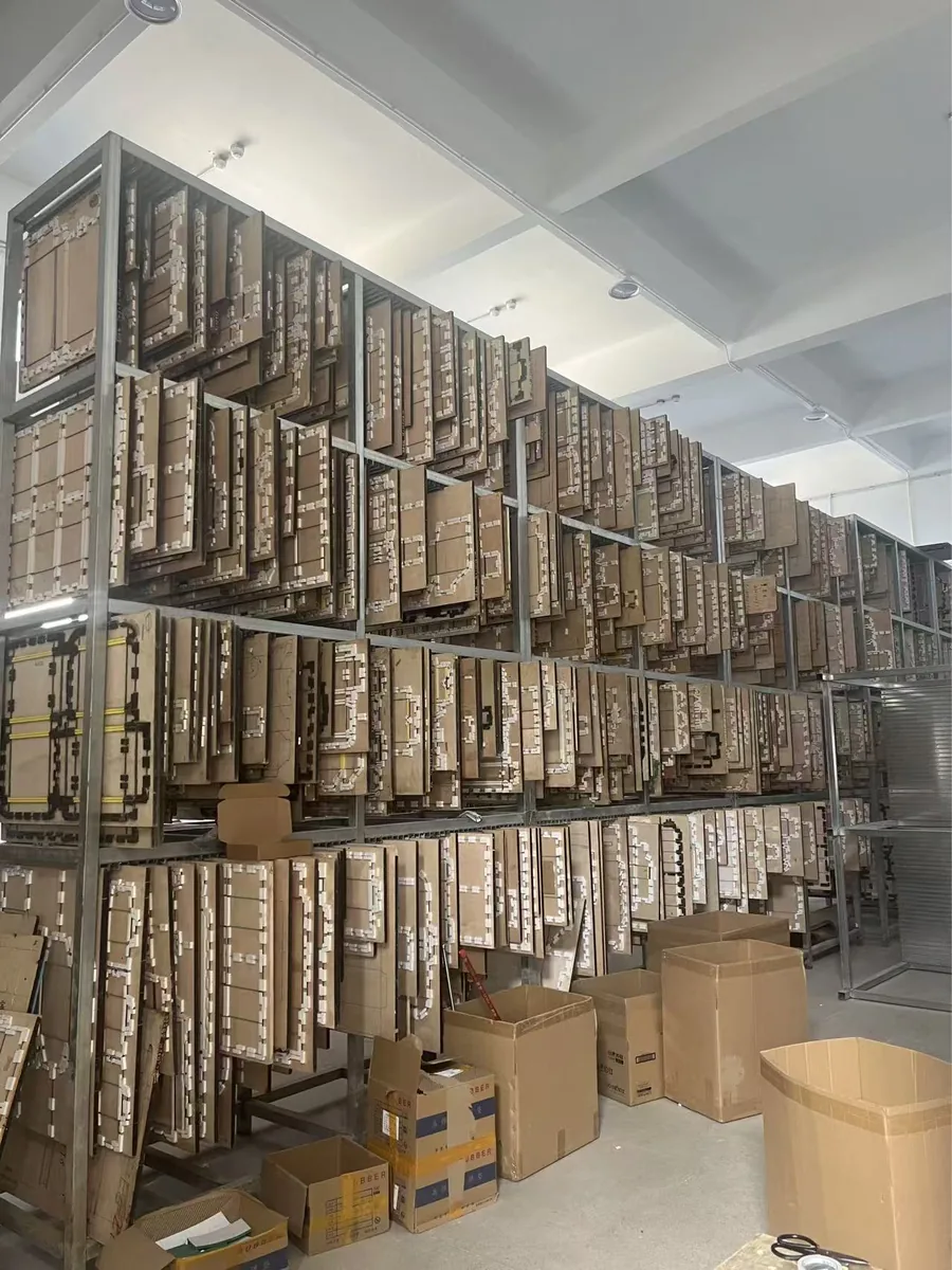 Die cutting molds for custom corrugated boxes at Pakoro factory